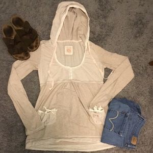 PJ SALVAGE beige and white hoodie tee.